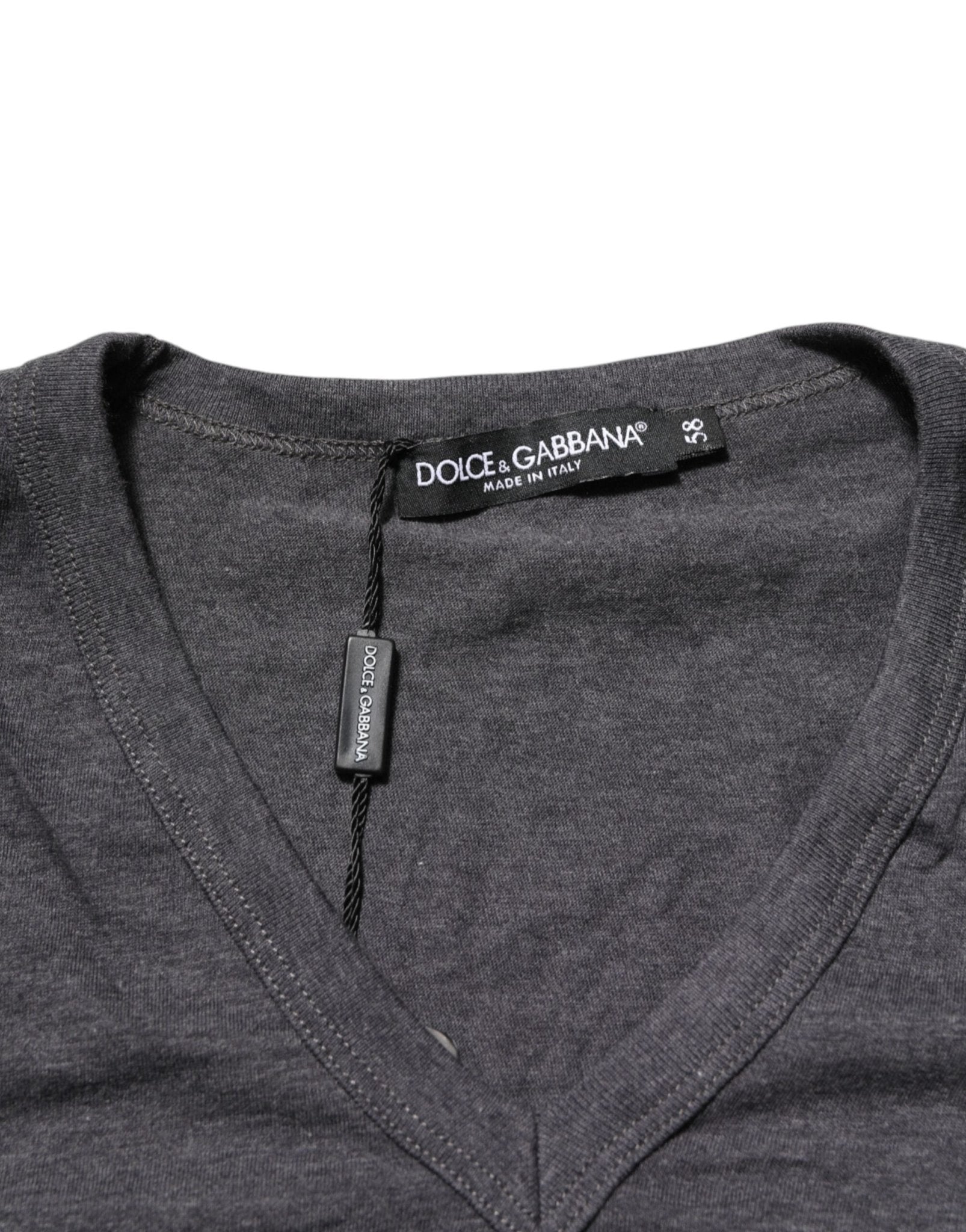 Dolce & Gabbana Grey Cotton V - Neck Logo Plaque Melange T-Shirt – IT58 | 3XL par Dolce & Gabbana | Disponible sur Sandy Store ByNet