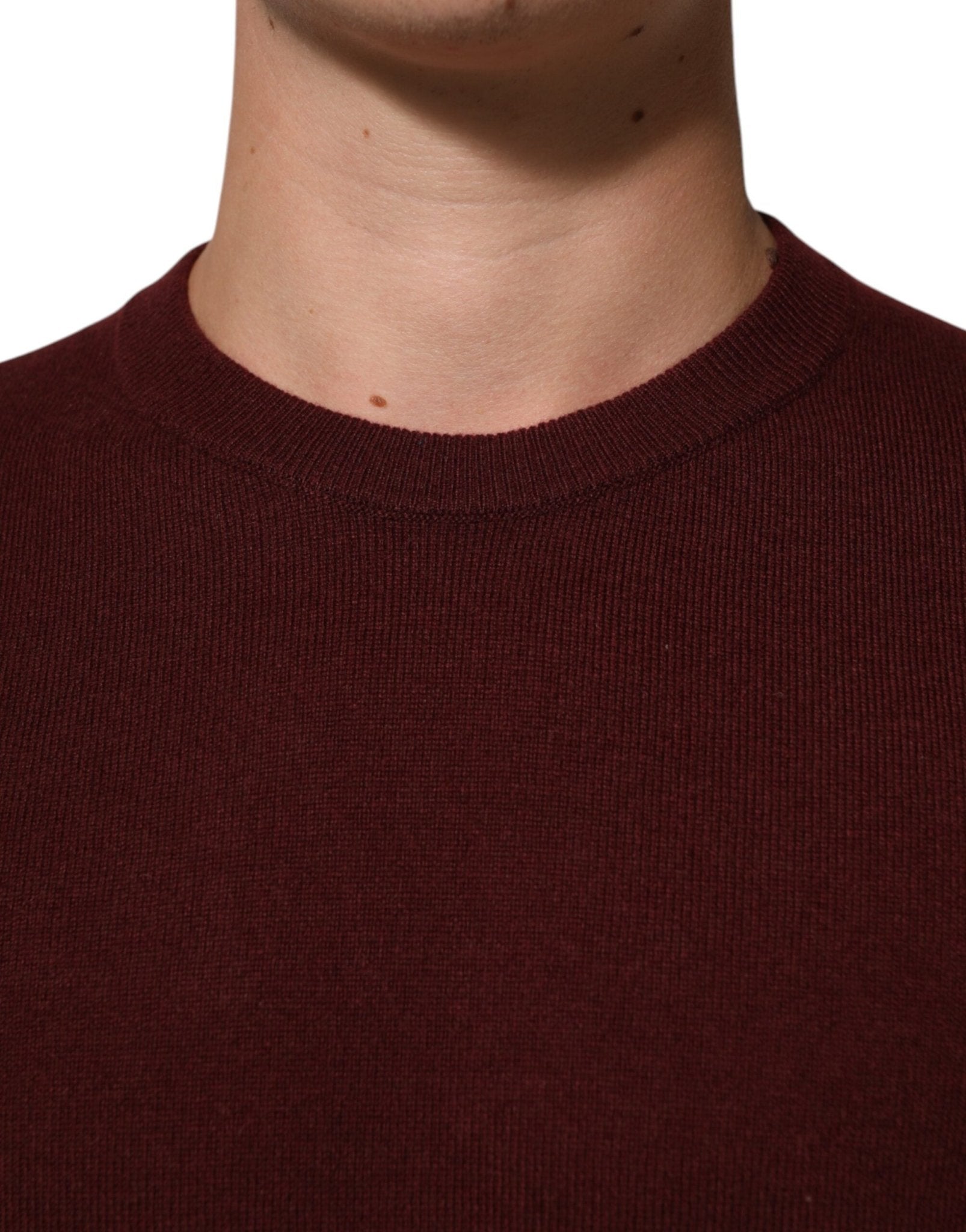 Dolce & Gabbana Maroon Cashmere Crew Neck Pullover Sweater – IT54 | XL par Dolce & Gabbana | Disponible sur Sandy Store ByNet