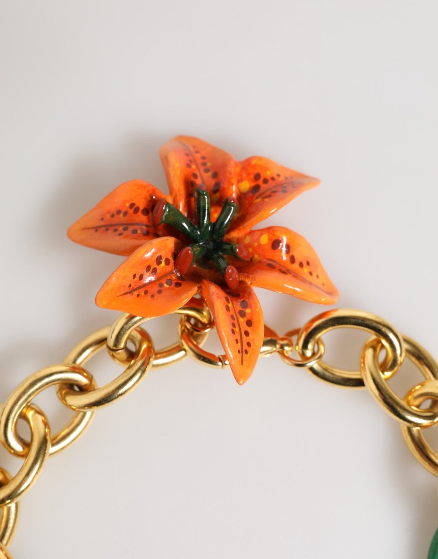 Dolce & Gabbana Multicolor Gold Brass Tiger Lily Floral Chai Necklace – par Dolce & Gabbana | Disponible sur Sandy Store ByNet