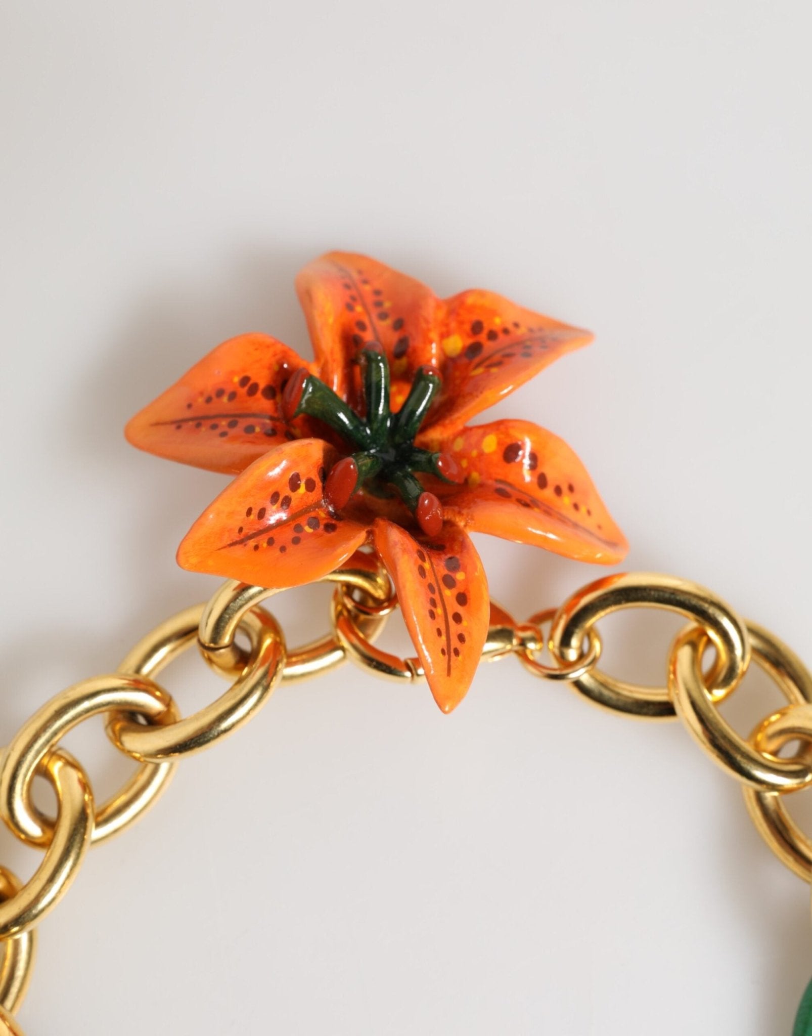 Dolce & Gabbana Multicolor Gold Brass Tiger Lily Floral Chai Necklace – par Dolce & Gabbana | Disponible sur Sandy Store ByNet