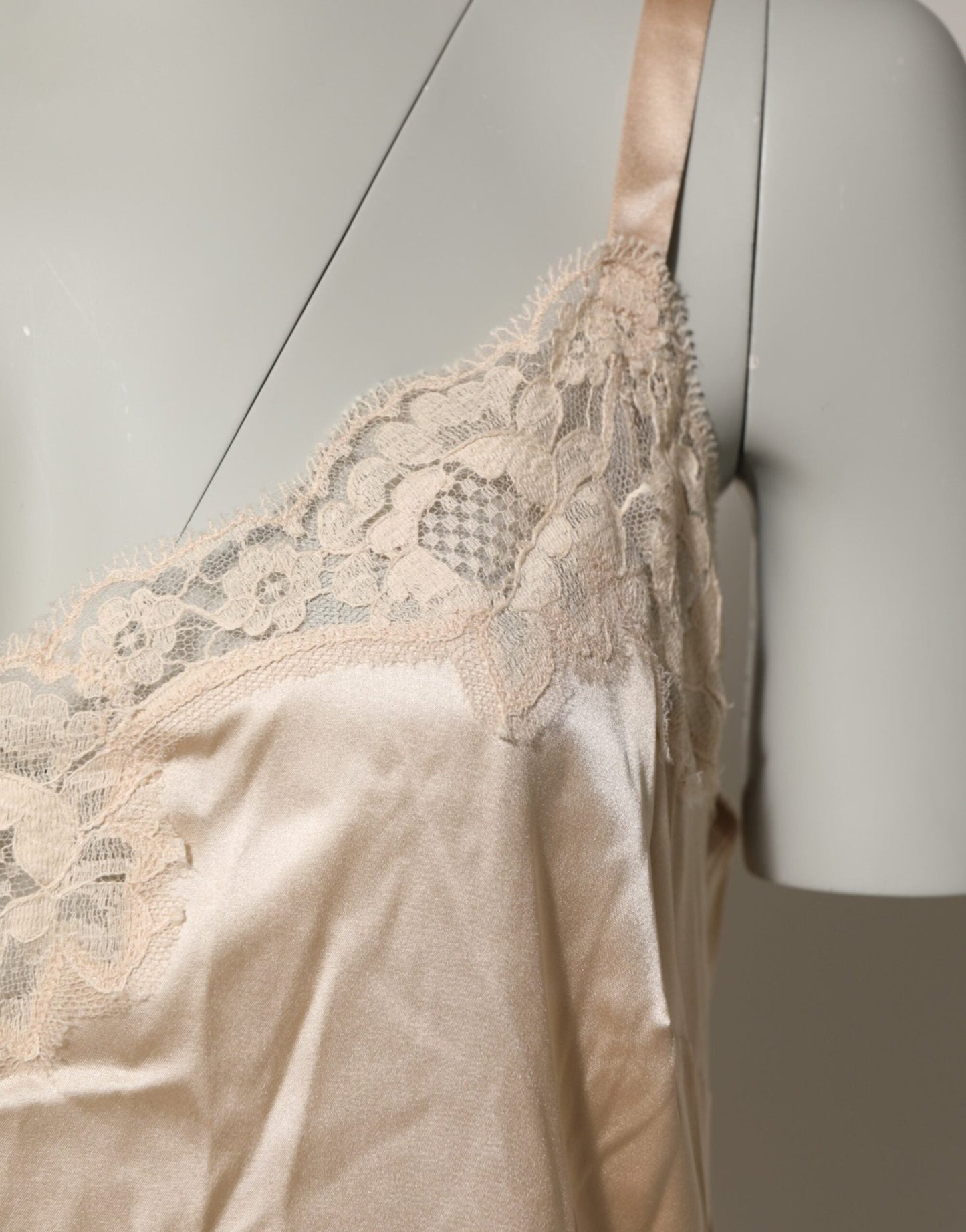 Dolce & Gabbana Nude Chemise Lingerie Silk Blend Lace Trim Dress – IT5 | XL par Dolce & Gabbana | Disponible sur Sandy Store ByNet