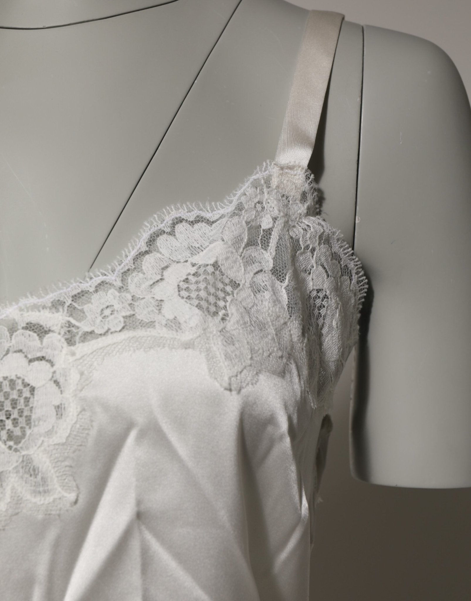 Dolce & Gabbana Off White Floral Lace Tank Lingerie Top Underwear – IT3 | M par Dolce & Gabbana | Disponible sur Sandy Store ByNet