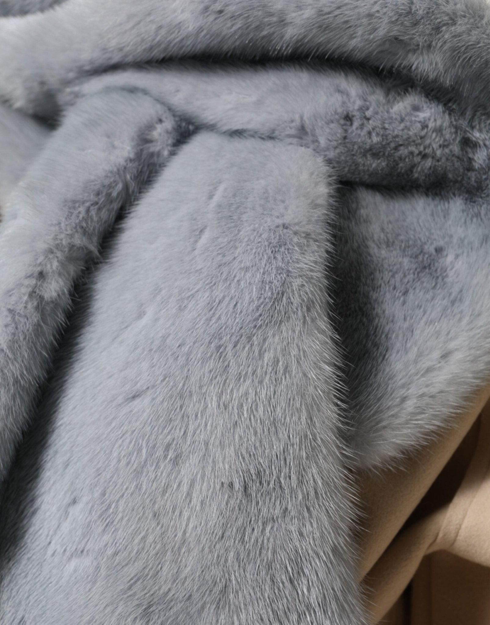 Dolce & Gabbana Powder Blue Mink Fur Neck Warmer Scarf – par Dolce & Gabbana | Disponible sur Sandy Store ByNet