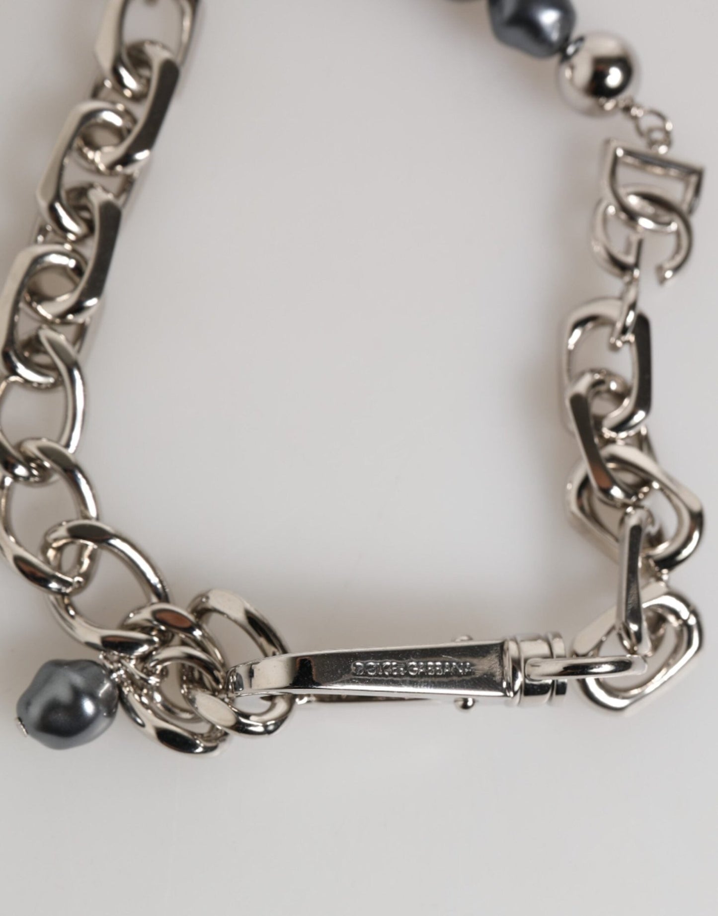 Dolce & Gabbana Silver Tone Chain Lobster Clasp Logo Gray Pearls Bracelet – par Dolce & Gabbana | Disponible sur Sandy Store ByNet