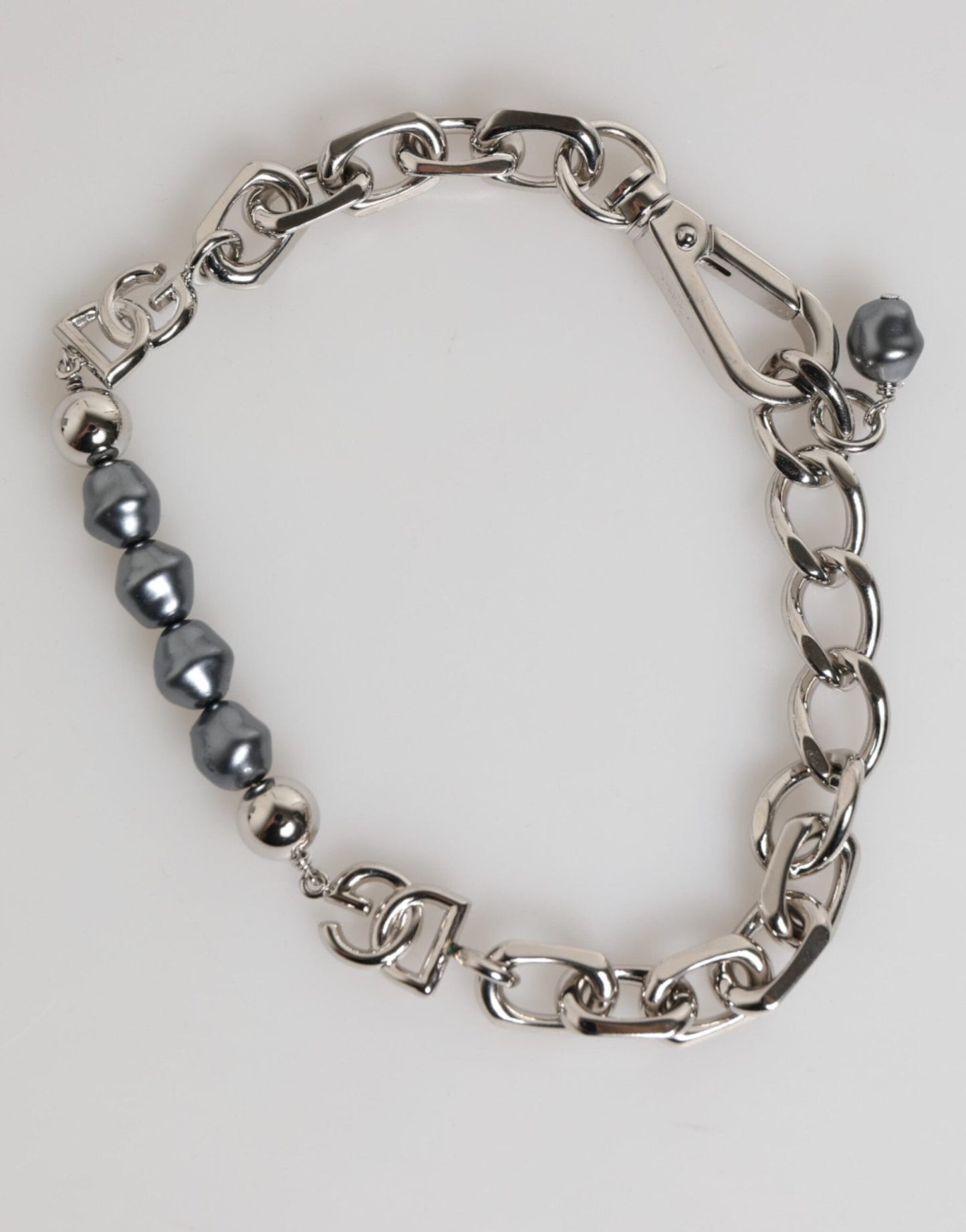 Dolce & Gabbana Silver Tone Chain Lobster Clasp Logo Gray Pearls Bracelet – par Dolce & Gabbana | Disponible sur Sandy Store ByNet