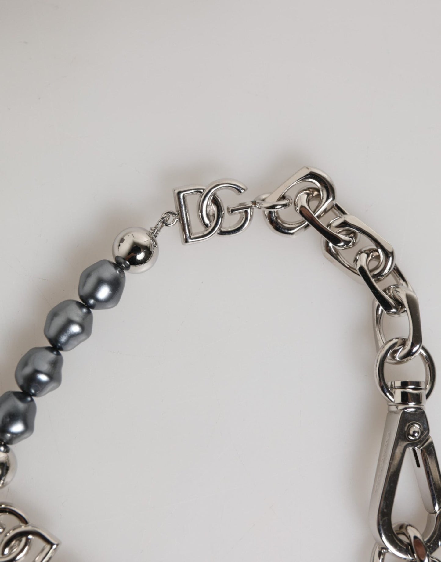Dolce & Gabbana Silver Tone Chain Lobster Clasp Logo Gray Pearls Bracelet – par Dolce & Gabbana | Disponible sur Sandy Store ByNet