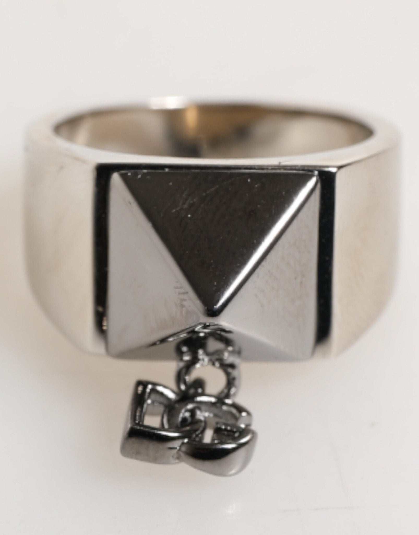 Dolce & Gabbana Silver Tone Pyramid DG Logo Real Brass Ring – EU62 | US10.5 par Dolce & Gabbana | Disponible sur Sandy Store ByNet