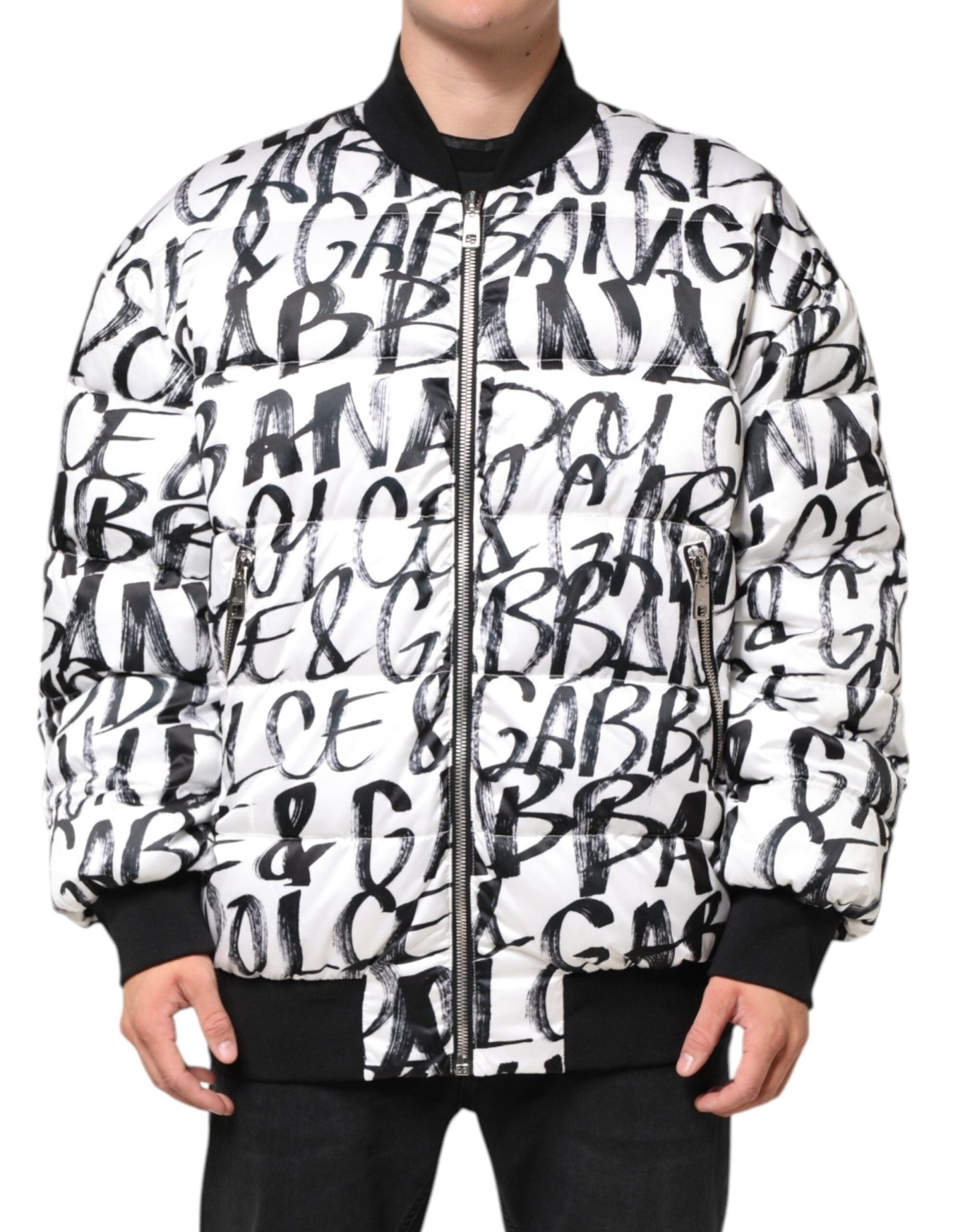 Dolce & Gabbana White Black Graffiti Logo Puffer Bomber Jacket – L par Dolce & Gabbana | Disponible sur Sandy Store ByNet