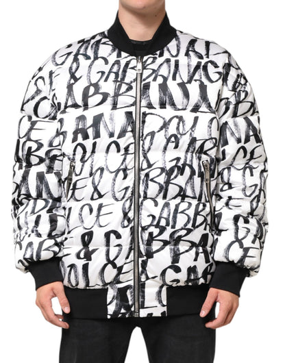 Dolce & Gabbana White Black Graffiti Logo Puffer Bomber Jacket – L par Dolce & Gabbana | Disponible sur Sandy Store ByNet