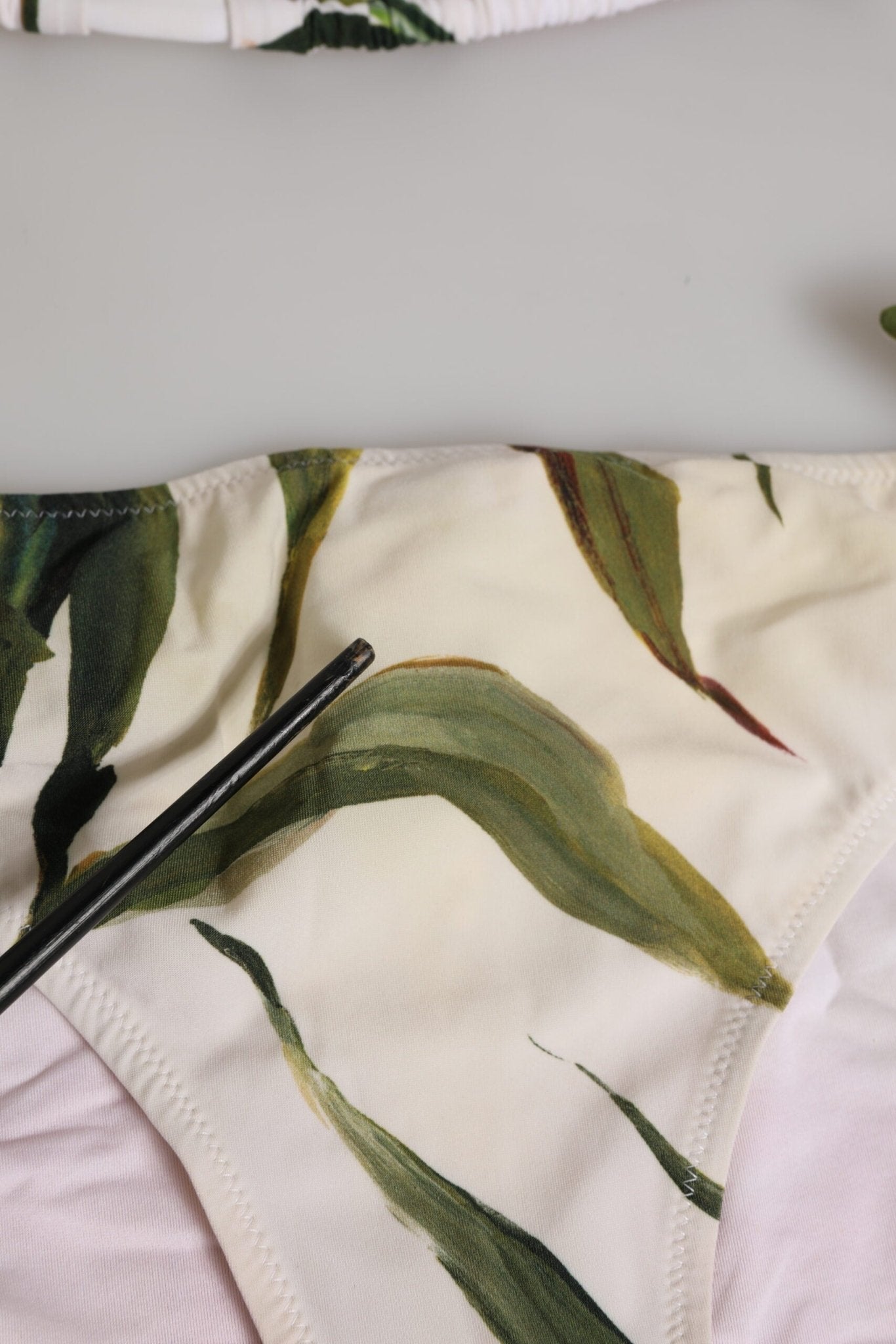 Dolce & Gabbana White Floral Swimsuit 2 Piece Top Bottom Swimwear – IT5 | XL par Dolce & Gabbana | Disponible sur Sandy Store ByNet