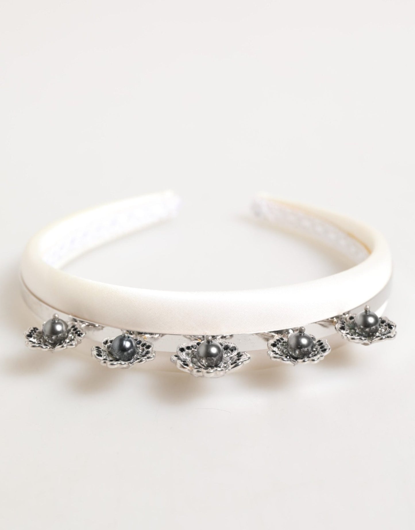 Dolce & Gabbana White Satin Palladium Silver Floral Crown Tiara Headband – par Dolce & Gabbana | Disponible sur Sandy Store ByNet