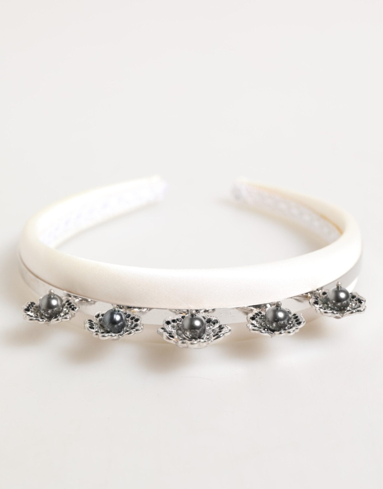 Dolce & Gabbana White Satin Palladium Silver Floral Crown Tiara Headband – par Dolce & Gabbana | Disponible sur Sandy Store ByNet