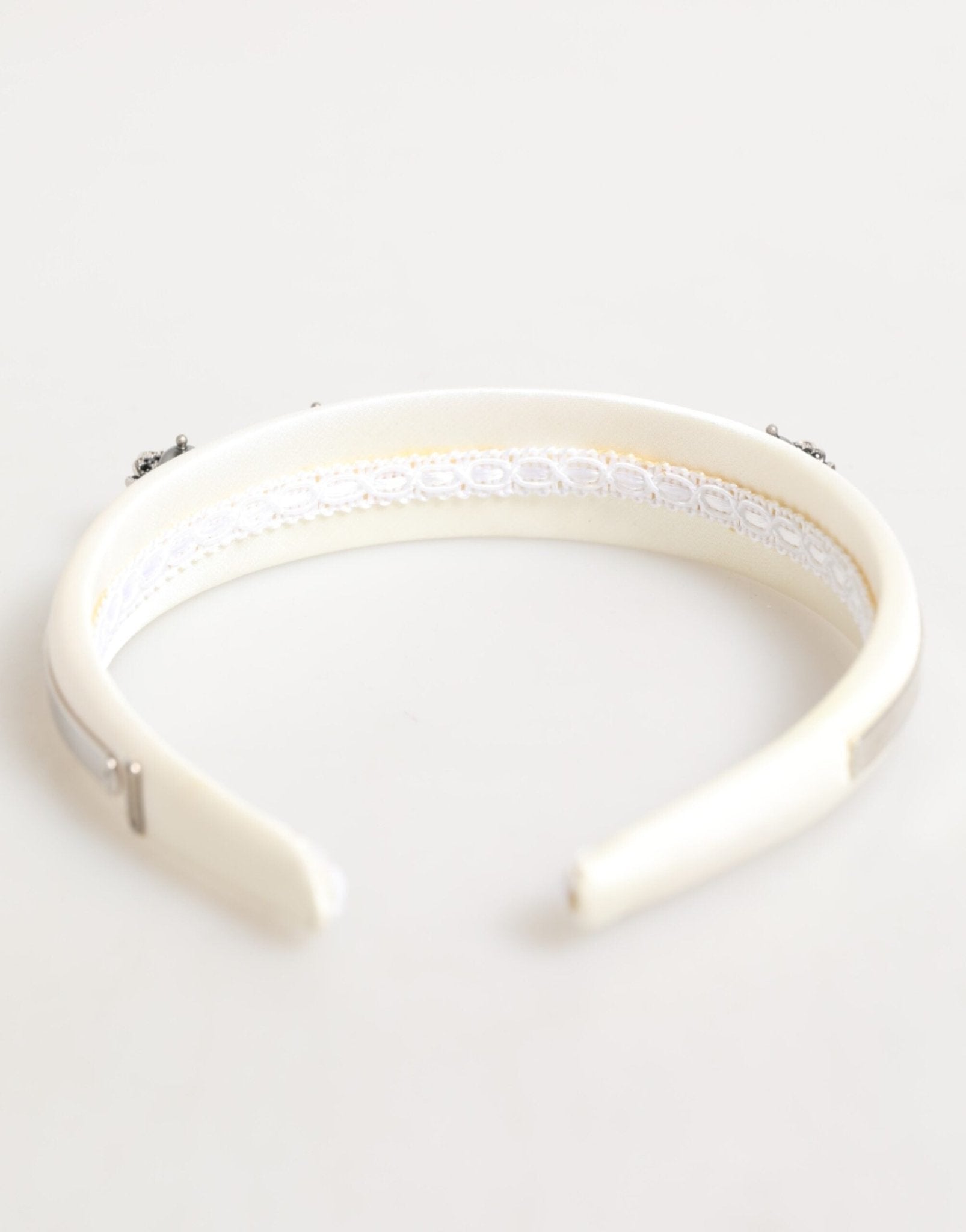 Dolce & Gabbana White Satin Palladium Silver Floral Crown Tiara Headband – par Dolce & Gabbana | Disponible sur Sandy Store ByNet